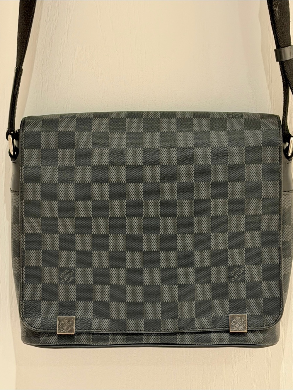Louis Vuitton District Messenger Bag in Damier Graphite